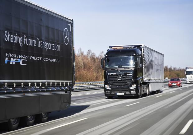 Shaping Future Transportation Mercedes-Benz Truck in convoglio